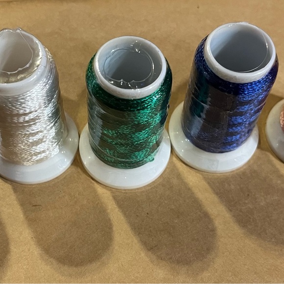 Embroidery thread: 29 new: 21 1000m, 5 300m, 3 200m. 23 opened/used. - Picture 5 of 7